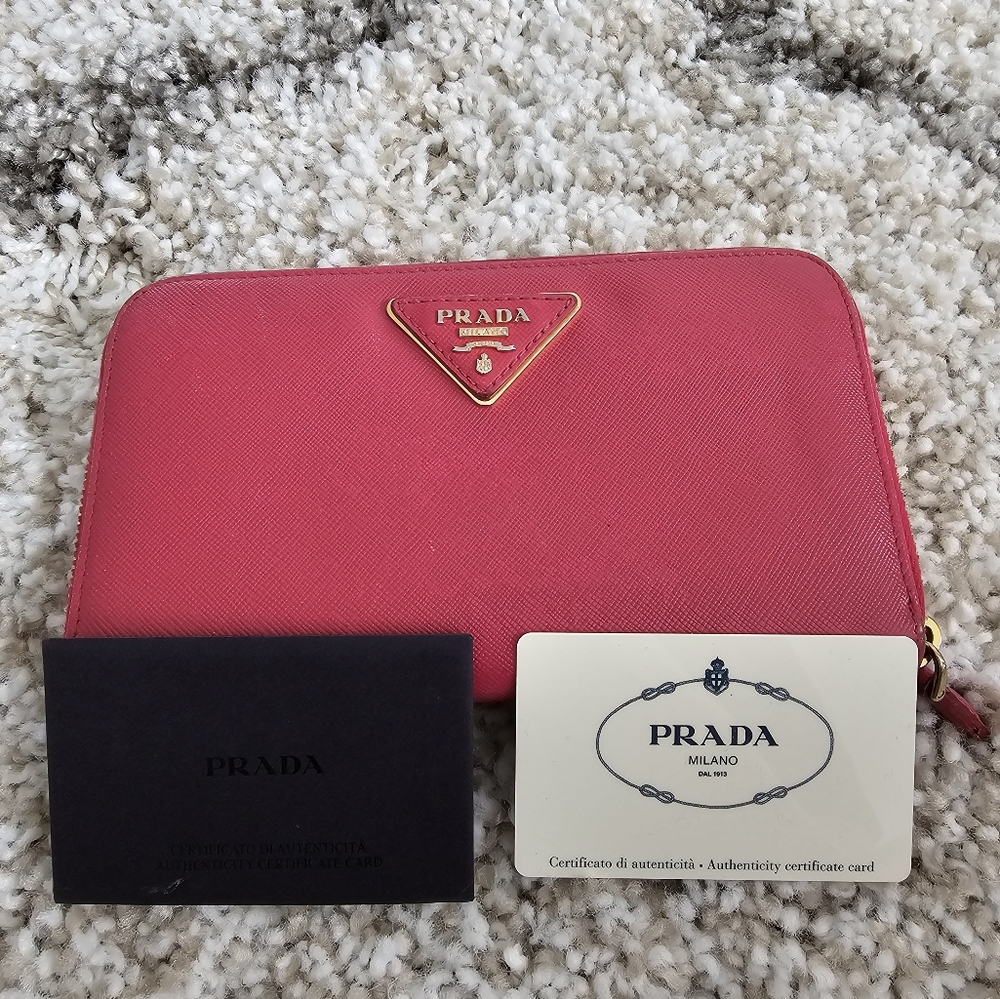 ❤️‍🔥 LOW START ❤️‍🔥 Authentic Prada zippy wallet